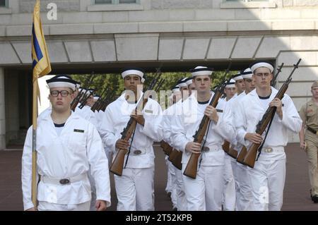 110711XP477-002 ANNAPOLIS, Md. (11. Juli 2011) Plebes von der U.S. Naval Academy Klasse von 2015 Übungsübungen in Tecumseh Court während der 2. Woche des Plebe Sommers. Plebe Summer ist ein 6-wöchiges Trainingsprogramm, das dazu dient, die Midshipmen des ersten Jahres mit verschiedenen akademischen, sportlichen und technischen Herausforderungen zu entwickeln. Marineblau Stockfoto