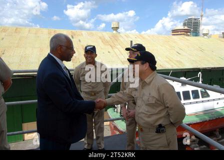 0709208704K-114 PORT-OF-SPAIN, Trinidad und Tobago (20. September 2007) - US Public Health Service Rear ADM Kenneth Moritsugu, amtierender US-Chirurgengeneral, begrüßt Dr. Roy Austin, US-Botschafter in Trinidad und Tobago, auf dem Quartiterdeck des US-Sealift Command Krankenhausschiffs USNS Comfort (T-AH 20) vor einer Tour durch das Schiff. Comfort befindet sich auf einem viermonatigen humanitären Einsatz nach Lateinamerika und der Karibik, der Patienten in einem Dutzend Ländern medizinisch versorgt. US Navy Stockfoto