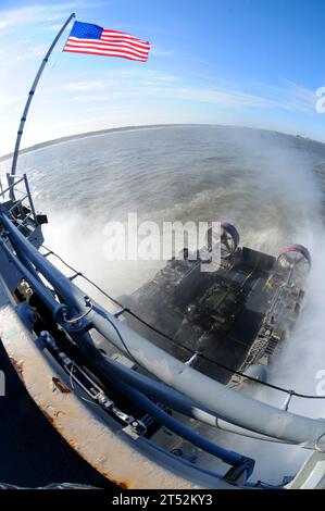 1001297955L-040 USS Kearsarge (29. Januar 2010) Ein Luftkissen des Landungsbootes erreicht das Brunnendeck des amphibischen Angriffsschiffs USS Kearsarge (LHD 3). Kearsarge führt Seeversuche zur Vorbereitung eines geplanten Einsatzes durch. Marineblau Stockfoto
