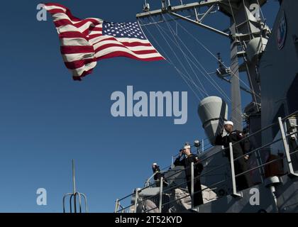 110709EA192-019 SYDNEY (9. Juli 2011) Seeleute, die dem Raketenzerstörer USS Fitzgerald (DDG 62) zugeteilt sind, grüßen eine Fregatte der Royal Australian Navy, während sie die Schienen besetzen, während das Schiff von Sydney aus anfängt. Fitzgerald ist einer von sechs Arleigh-Burke-Klasse-Raketenzerstörern, die der Destroyer Squadron (DESRON) 15 zugeordnet sind und Sydney für einen Hafenanlauf besuchten, bevor sie an Übung Talisman Sabre teilnahmen. Marineblau Stockfoto