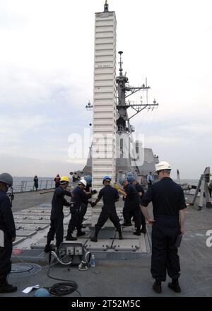 0709194649C-030 YOKOSUKA, Japan (19. September 2007) - Seeleute an Bord des Lenkraketenzerstörers USS Lassen (DDG 82) helfen, eine Tomahawk-Kreuzfahrtrakete während der Munitionsladung an ihren Platz zu bringen. Geringe Winde und ein ruhiger Meereszustand sind zwei notwendige Elemente für eine sichere Entwicklung der Ladung. Lassen wird nach Yokosuka in Japan eingesetzt und befindet sich im Einsatz. US Navy Stockfoto