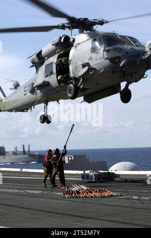 0710317883G-038 PACIFIC OCEAN (31. Oktober 2007) Р Seeleute, die der Waffenabteilung an Bord der USS Kitty Hawk (CV 63) zugewiesen sind, bereiten sich darauf vor, überschüssige Kabel für den Transport von Munition und Vorräten zu einer HH-60H Seahawk auf dem Flugdeck des Trägers anzubringen. Das Schiff füllt sein Munitionsangebot mit Munition des Munitionsschiffs USNS Shasta (T-AE 33) auf. Kitty Hawk wird von Fleet Activities Yokosuka, Japan, betrieben. US Navy Stockfoto