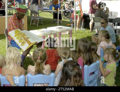 0704211280S-001 PEARL HARBOR, Hawaii (21. April 2007) - Wally Amos, Gründer von Famous Amos Cookies, nimmt Kinder mit auf ein Leseabenteuer während des Springfestes, einer Veranstaltung, bei der Kinder während des Monats „The Military Child“ auf der Marinestation Pearl Harbor gefeiert werden. Das Springfest wurde weltweit im Rahmen von Earth Day Events gefeiert. US Navy Stockfoto