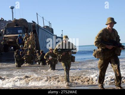 0907156692A-110 TOWNSEND, Australien (15. Juli 2009) Mitglieder einer australischen Armeeeinheit verlassen das Landungsschiff der U.S. Navy (LCU) 1634, das der Assault Craft Unit (ACU) 1 zugeordnet ist, während einer amphibischen Landungsübung am Townsend Beach im Rahmen der Übung Talisman Saber 2009. Talisman Saber ist eine zweijährliche kombinierte Trainingsaktivität zwischen den USA und der Australian Defense Force, um die Kampfbereitschaft und Interoperabilität zu verbessern. Marineblau Stockfoto