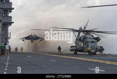 0910265319A-025 ATLANTISCHER OZEAN (26. Oktober 2009) eine AV-8 Harrier der Marine Attack Squadron (VMA) 223 landet neben einem MH-53E Sea Dragon Helikopter auf dem amphibischen Angriffsschiff USS Nassau (LHA 4). Nassau nimmt an einer Composite Unit Training Exercise (COMPTUEX) Teil. COMPTUEX wurde entwickelt, um realistische Trainingsumgebungen für US-Marine-Streitkräfte bereitzustellen, die die operativen Herausforderungen, die bei militärischen Operationen weltweit üblich sind, genau nachbilden. Marineblau Stockfoto