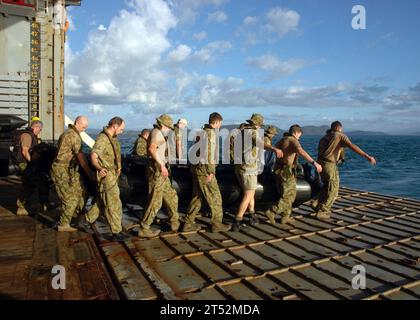 0907088487G-002 CORAL SEA (8. Juli 2009) Mitglieder eines Royal Australian Clearance Diving Teams tragen ein Kampfkautschuk-Raiding-Boot zum Hecktor des amphibischen Transportdocks USS Denver (LPD 9) vor einer Trainingsübung. Denver nimmt an Talisman Saber 2009 Teil, einer zweijährlichen, kombinierten Trainingsaktivität, die dazu dient, australische und US-Streitkräfte in der Planung und Durchführung kombinierter Operationen auszubilden. Marineblau Stockfoto