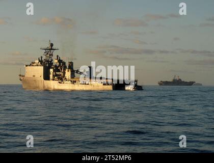 0907136692A-042 KORALLENMEER (13. Juli 2009) das amphibische Dock-Landungsschiff USS Tortuga (LSD 46) startet während der Militärübung Talisman Saber 2009 das Landungsschiff 1634. Talisman Saber ist eine zweijährliche kombinierte Trainingsaktivität, die dazu dient, australische und US-Streitkräfte in der Planung und Durchführung kombinierter Task Force-Operationen auszubilden. Marineblau Stockfoto