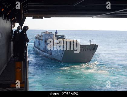 0907076692A-026 KORALLENMEER (07. Juli 2009) Seeleute an Bord des Amphibien-Dock-Landungsschiffs USS Tortuga (LSD 46) starten während der Trainingsübungen das Landungsfahrzeug LCU 1634. Tortuga ist Teil der Essex Amphibious Ready Gruppe, die für den Sommereinsatz unterwegs ist und an der Militärübung Talisman Saber 2009 teilnehmen soll, einer zweijährlichen kombinierten Trainingsübung der australischen Verteidigungskräfte. Marineblau Stockfoto