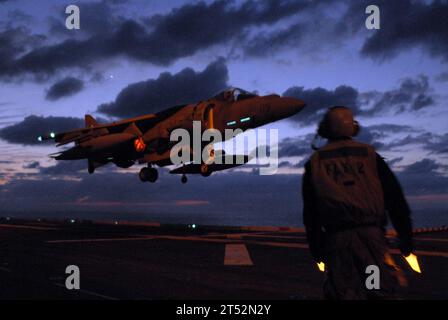 0702044010S-088 Pazifischer Ozean (4. Februar 2007) - eine AV-8B Night Attack Harrier II, die der ТBlacksheepУ of Marine Attack Squadron Two One Four (VMA-214) zugeordnet ist, bereitet sich auf dem Flugdeck des amphibischen Angriffsschiffs USS Essex (LHD 2) vor der Küste von Okinawa vor. US Navy Stockfoto