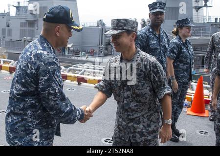 170605XT039-1035 OKINAWA, Japan (6. Juni 2017) Captain George Doyon, links, Kommandeur der Amphibiengeschwader 11, begrüßt Generalmajor Hiroshi Watanabe, Vize-Befehlshaber der japanischen Luft-Selbstverteidigungsstreitkräfte (JASDF) Südwest Composite Air Division und Mitglieder der JASDF für eine Tour an Bord des amphibienschiffs USS Bonhomme Richard (LHD 6). Bonhomme Richard, Flaggschiff der Bonhomme Richard Amphibious Ready Group, ist auf einer Routinepatrouille, die in der indoasiatisch-pazifischen Region operiert, um als Forward-Capability für jede Art von Eventualität zu dienen. Marineblau Stockfoto