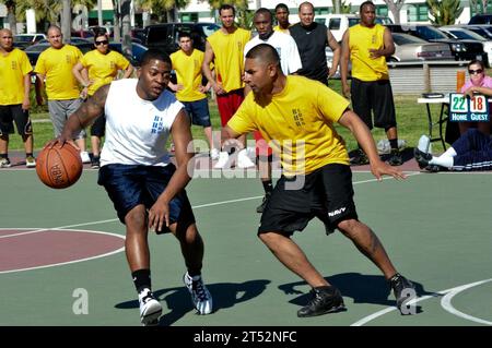 Amphibisches Sturmschiff, Basketballturnier, Wettkampf, Gator Cup, Marinebasis San Diego, Navy, U.S. Navy, USS Bonhomme Richard (LHD 6), Wasp-Klasse Stockfoto