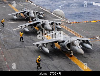 0912038655E-002 ATLANTIC OCEAN (3. Dezember 2009) eine AV-8B Harrier der Marine Medium Tiltrotor Squadron (VMM) 263 (verstärkt), 22nd Marine Expeditionary Unit, bereitet sich nach einem siebenmonatigen Einsatz auf den letzten Start vom amphibischen Angriffsschiff USS Bataan (LHD 5) vor. Die Bataan Amphibious Ready Group kehrt in den Heimathafen zurück, nachdem sie in den Zuständigkeitsbereichen der 5. Und 6. US-Flotte Operationen zur Gefahrenabwehr durchgeführt hat. Marineblau Stockfoto