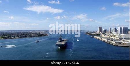 1101319643K-428 SAN DIEGO (31. Januar 2011) das amphibische Angriffsschiff USS Makin Island (LHD 8) kehrt nach Abschluss lokaler Operationen zur Marinebasis San Diego zurück. Marineblau Stockfoto