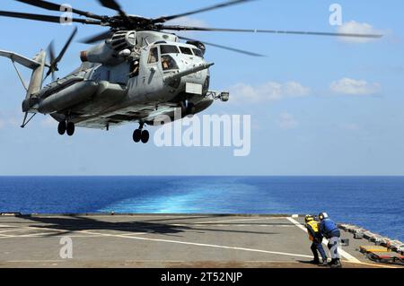 110326RC734-443 INDISCHER OZEAN (26. März 2011) Ein CH-53E Super Hallion Hubschrauber, der der Evil Eyes of Marine Medium Helicopter Squadron (HMM) 163 zugeordnet ist, hebt während der Qualifikation für die Landung an Deck vom Amphibien-Dock USS Comstock (LSD 45) ab. Comstock ist Teil der Boxer Amphibious Ready Group im US Central Command Area of Responsibility für einen Einsatz im Westpazifik. Marineblau Stockfoto