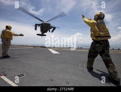 1009206740B-062 BLUEFIELDS, Nicaragua (20. September 2010) Seeleute an Bord des amphibischen Angriffsschiffs USS Iwo Jima (LHD 7) steuern einen UH-60 Blackhawk Hubschrauber der US Army, der nicaraguanische Beamte und Medien zum Schiff transportiert. Die zugewiesenen medizinischen und technischen Mitarbeiter, die an Bord von Iwo Jima eingelassen sind, führen fortlaufende Versprechen 2010 mit Partnerländern durch, um medizinische, zahnärztliche, tierärztliche und technische Hilfe in mehreren Ländern zu leisten. (U.S. Marine Corps Stockfoto