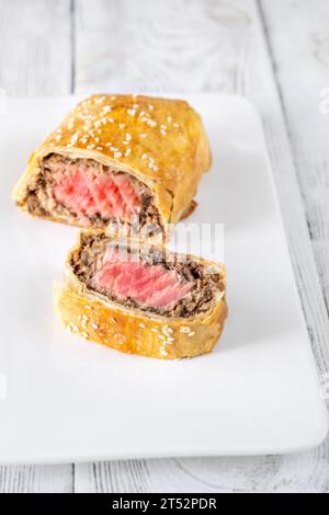 Thunfischscheiben wellington auf dem weißen Hinterkopf Stockfoto