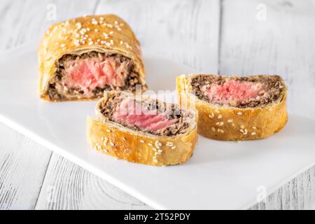 Thunfischscheiben wellington auf dem weißen Hinterkopf Stockfoto