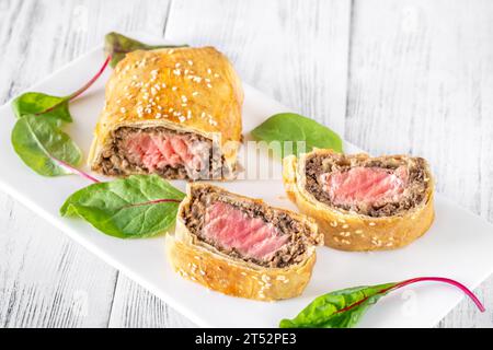 Thunfischscheiben wellington auf dem weißen Hinterkopf Stockfoto