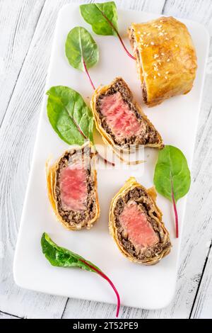 Thunfischscheiben wellington auf dem weißen Hinterkopf Stockfoto