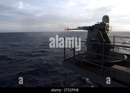 1102260841E-438 Pacific Ocean (26. Februar 2011) ein 25-mm-Geschützsystem MK-38 wird während einer Feuerübung an Bord des amphibischen Angriffsschiffs USS Boxer (LHD 4) abgefeuert. Boxer und die 13th Marine Expeditionary Unit (13th MEU) sind im Einsatz für einen geplanten Einsatz im westlichen Pazifik. Marineblau Stockfoto