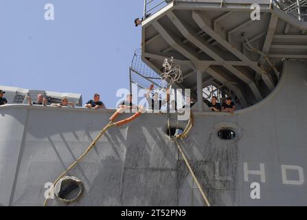 110724QL533-002 SOUDA BAY, Griechenland (24. Juli 2011) Linienführer an Bord des amphibischen Angriffsschiffs USS Bataan (LHD 5) der Wasp-Klasse machen während eines routinemäßigen Hafenbesuchs Liegeoperationen in der Souda Bay. Marineblau Stockfoto