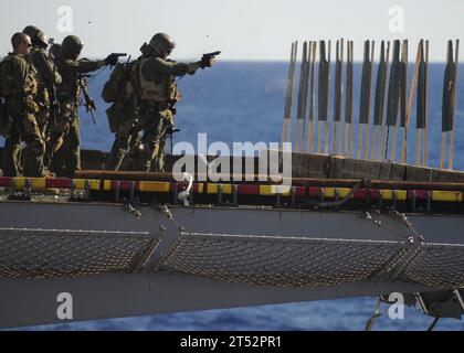 1009149950J-370 PHILIPPINE SEA (14. September 2010) Marines, die der 31st Marine Expeditionary Unit (31st MEU) zugewiesen sind, führen ein Training mit Live-Feuer auf dem Flugdeck des vorwärts ausgerichteten amphibischen Angriffsschiffs USS Essex (LHD 2) durch. Essex ist Teil der in die Zukunft eingesetzten Essex Amphibious Ready Group und nimmt an Valiant Shield 2010 Teil, einer integrierten gemeinsamen Trainingsübung zur Verbesserung der Interoperabilität zwischen US-Streitkräften. Marineblau Stockfoto