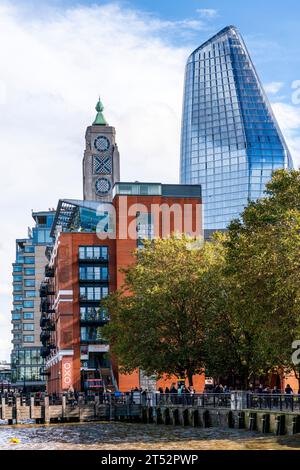 Der Oxo Tower und das Number One Blackfriars Building wurden vom Thames Path in London, Großbritannien, übernommen Stockfoto