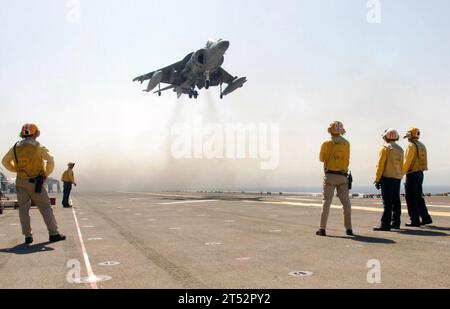 0709151994L-165 PERSISCHER GOLF (15. September 2007) - Mitglieder der Besatzung an Bord des amphibischen Angriffsschiffs USS Bonhomme Richard (LHD 6) beobachten, wie eine AV-8B Harrier, die dem 13. Marine Expeditionary UnitХs (MEU) Air Combat Element zugewiesen ist, auf dem Flugdeck landet. Marines und Ausrüstung der 13. MEU kehrten nach Bonhomme Richard zurück, nachdem sie eine 3,5-monatige Tour zur Unterstützung von Angriffen, Unterstützung aus der Nahluft, Fähigkeiten für Schwertransporte sowie Aufklärung, Überwachung und Aufklärung für den 2. Marineflugzeug-Flügel in der Provinz Al Anbar im Irak durchgeführt hatten. Bonhomme Richard Expeditionary Str Stockfoto