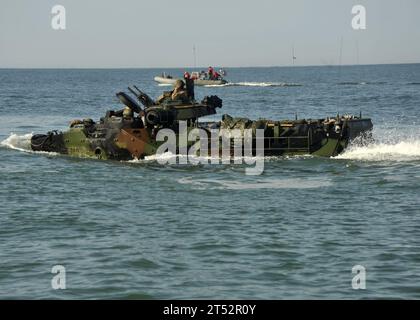 1004122147L-003 ONSLOW BAY, N.C. (12. April 2010) Ein aufblasbares Starrrrumpf-Boot des Amphibienschiffes USS New York (LPD 21) eskortiert ein amphibisches Angriffsfahrzeug des 2. Angriffs-Amphibien-Bataillons der U.S. Marine. New York führt gerade eine Ausbildung im Atlantischen Ozean durch. Marineblau Stockfoto