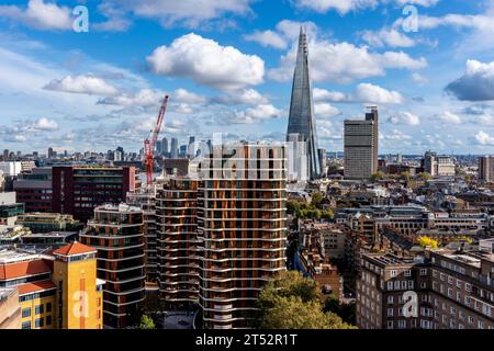 Ein Blick aus der Luft auf neu errichtete Appartementblöcke und Blick auf East London, London, Großbritannien Stockfoto