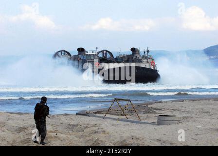 0711111778P-077 PO HANG, Republik Korea (11. November 2007) Р Ein Luftkissen des Landungsbootes, das der Angriffsbooteinheit (ACU) 5, Detachment Western Pacific, zugewiesen ist, bereitet sich auf die Landung vor. Essex ist das führende Schiff der einzigen US-Expeditionary Strike Group und dient als Flaggschiff der CTF 76, dem einzigen nach vorne gerichteten Amphibienkommandeur der Navy. Die Task Force 76 hat ihren Hauptsitz in der White Beach Naval Facility in Okinawa, Japan, mit einer Abteilung in Sasebo, Japan. US Navy Stockfoto