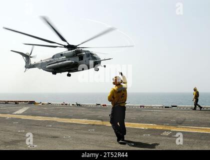 1008121226D-077 INDIAN OCEAN (12. August 2010) Ein Super Hallion Helikopter des US Marine Corps CH-53E, der den White Knights of Helicopter Marine Medium Squadron (HMM) 165 zugewiesen ist, startet am Donnerstag, 12. August 2010 vom amphibischen Angriffsschiff USS Peleliu (LHA 5) im Indischen Ozean. Der Helikopter ist Teil der ersten Welle, die in Pakistan an Land geht, um die schweren Flugzeuge zu erhalten, die die US Navy und das U.S. Marine Corps bereitstellen, um Hilfsgüter in von Überschwemmungen heimgesuchte Regionen zu liefern. Marineblau Stockfoto