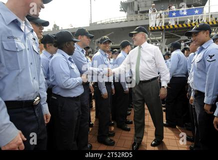 0908297280V-369 BUSAN, Republik Korea (29. August 2009) Marineminister (SECNAV) der ehrenwerte Ray Mabus begrüßt die Seeleute während eines Allhändlers nach einer Tour durch das amphibische Kommandoschiff USS Blue Ridge (LCC 19). Blue Ridge, Mitarbeiter der 7. US-Flotte und Marines des Anti-Terror-Sicherheitsteams Pacific (FASTPAC) veranstalteten den MabusХ ersten offiziellen Besuch in der Republik Korea seit seiner Ernennung zum Marineminister im Mai. Marineblau Stockfoto