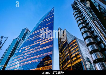Das Scalpel Building (52-54 Lime Street) in der Abenddämmerung, London, Großbritannien. Stockfoto