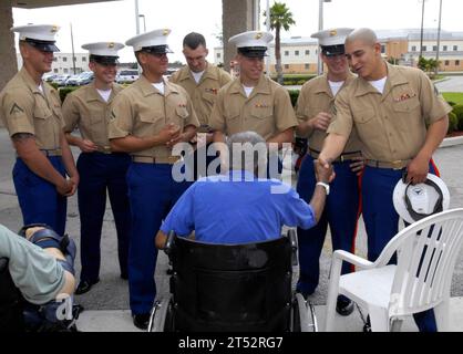 0904302570W-001 HOLLYWOOD, Florida (30. April 2009) Marines der Charlie Company, 4. Zug, 2. Sturm Amphibien-Bataillon an Bord des amphibischen Dock-Landungsschiffs USS Ashland (LSD 48), Besuch mit Veteranen im Alexander Nininger State Veterans Nursing Home während der Flottenwoche Port Everglades 2009. Mehr als 1.000 Seeleute, Marines und Küstenwächter nehmen an einer Reihe von Gemeindeaktivitäten Teil und genießen die Gastfreundschaft und den Tourismus Südfloridas. Marineblau Stockfoto