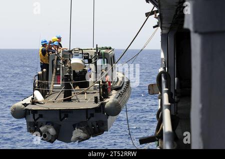 110505RC734-060 GOLF VON ADEN (5. Mai 2011) Ein Starrrumpf-Schlauchboot und seine Besatzung werden an Bord des amphibischen Dock-Landungsschiffes USS Comstock (LSD 45) gebracht. Comstock unterstützt im Bereich der Gefahrenabwehr im Seeverkehr und der Zusammenarbeit im Bereich der Theatersicherheit im Zuständigkeitsbereich der 5. US-Flotte. Marineblau Stockfoto