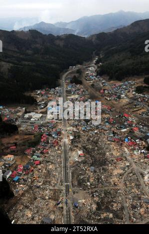 1103155503T-282 WAKUYA, Japan (15. März 2011) eine Luftaufnahme der Schäden an Wakuya, Japan nach einem Erdbeben der Stärke 9,0 und einem anschließenden Tsunami, verwüstete das Gebiet im Norden Japans. Schiffe und Flugzeuge der Ronald Reagan Carrier Strike Group führen Such- und Rettungseinsätze durch und versorgen die Operation Tomodachi im gesamten Norden Japans. Marineblau Stockfoto