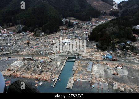 1103155503T-311 WAKUYA, Japan (15. März 2011) eine Luftaufnahme der Schäden an Wakuya, Japan nach einem Erdbeben der Stärke 9,0 und einem anschließenden Tsunami, verwüstete das Gebiet im Norden Japans. Schiffe und Flugzeuge der Ronald Reagan Carrier Strike Group führen Such- und Rettungseinsätze durch und versorgen die Operation Tomodachi im gesamten Norden Japans. Marineblau Stockfoto