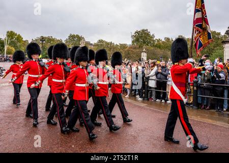 Eine Einheit der Schotten marschiert in den Buckingham Palace, um die Zeremonie des Wachwechsels in London, Großbritannien, durchzuführen Stockfoto