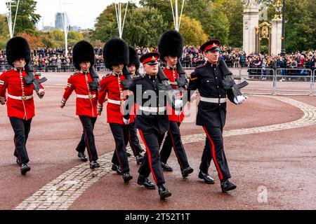 Eine Einheit der Schotten marschiert in den Buckingham Palace, um die Zeremonie des Wachwechsels in London, Großbritannien, durchzuführen Stockfoto