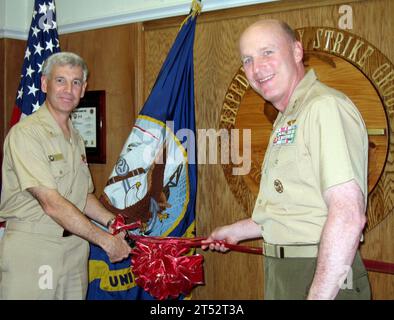 0704175291U-001 SAN DIEGO (17. April 2007) - Kommandeur der Expeditionary Strike Group (ESG) 3, Rear ADM Mark Balmert und Generalmajor Carl Jensen geben die neu geschaffene ESG-3 mit einer Zeremonie in auftrag. Balmert leitete zuvor ESG-5 und Amphibious Ready Group 3, die zerstört wurden, um die Operationen, die Verwaltung sowie die Führung und Kontrolle der Oberflächentruppen innerhalb der Pazifischen Flotte besser aufeinander abzustimmen. US Navy Stockfoto