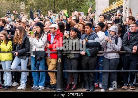 Touristenmassen beobachten die Wachablösung vor dem Buckingham Palace, London, Großbritannien Stockfoto