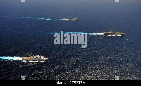 110818ZS026-361 INDISCHER OZEAN (18. August 2011) das amphibische Angriffsschiff USS Boxer (LHD 4) rechts, das amphibische Dock-Landungsschiff USS Comstock (LSD 45) und das amphibische Transportdock USS Green Bay (LPD 20) durchqueren den Indischen Ozean. Die drei Schiffe, die Teil der Boxer Amphibious Ready Group sind, haben vor kurzem maritime Sicherheitseinsätze im Zuständigkeitsbereich der 5. US-Flotte abgeschlossen und sind im Zuständigkeitsbereich der 7. US-Flotte während eines Einsatzes in den westlichen Pazifik unterwegs. Marineblau Stockfoto