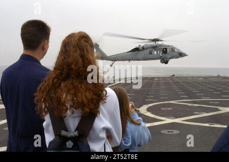 0706223925A-006 PAZIFISCHER OZEAN (22. Juni 2007) - Freunde und Familienmitglieder von Seeleuten an Bord der Amphibienanlegestelle USS Cleveland (LPD 7) beobachten den Flugbetrieb während einer Freunde- und Familientagesfahrt. In Cleveland waren mehr als 150 Gäste zu Gast. US Navy Stockfoto