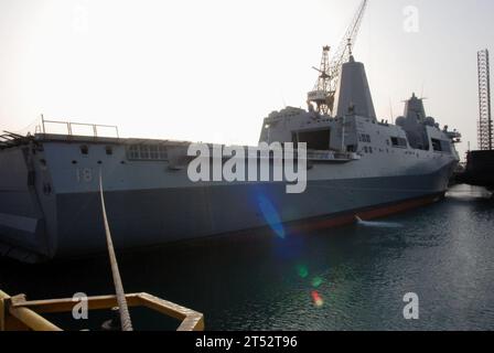 0905120803S-012 MANAMA, Bahrain (12. Mai 2009) das amphibische Transportdock USS New Orleans (LPD 18) bereitet sich auf die Rückkehr zur See vor, nachdem die Reparaturen am Trockendock der Arab Shipbuilding and Repair Yard (ASRY) abgeschlossen wurden. Auf der ASRY Shipyard wurden Reparaturen am beschädigten Schiffsrumpf, am beschädigten Kraftstofftank und an den Ballasttanks durchgeführt, die bei einem Zusammenstoß mit der USS Hartford (SSN 768) am 20. März 2009 in der Straße von Hormuz beschädigt wurden. Marineblau Stockfoto