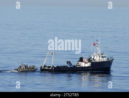 1011052515C-020 PACIFIC OCEAN (11. November 2010) Mitglieder des VBSS-Teams (Visit, Board, Search, and Beschlagure) an Bord des amphibischen Transportdockschiffs USS Green Bay (LPD 20) bereiten sich vor der Küste Südkaliforniens darauf vor, ein Schiff zu überholen und an Bord zu gehen. Green Bay führt eine Übung durch, um sich auf eine sechsmonatige Bereitstellung vorzubereiten. Marineblau Stockfoto