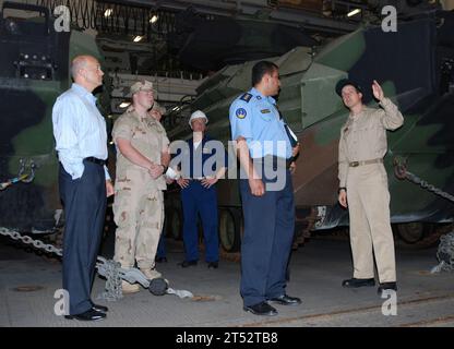 0904293650S-016 MANAMA, Bahrain (29. April 2009) ein Offizier an Bord des amphibischen Transportdocks USS New Orleans (LPD 18) zeigt Mitgliedern der Naval Support Activity Bahrain Surface Naval Association die Kapazität des Schiffes, Landungsfahrzeuge während einer Schiffstour zu transportieren. Die New Orleans befindet sich im Trockendock auf der Arab Shipbuilding and Repair Yard in Manama, Bahrain. Das amphibische Transportdock wurde bei einer Kollision mit der USS Hartford (SSN 768) am 20. März 2009 beschädigt. Marineblau Stockfoto