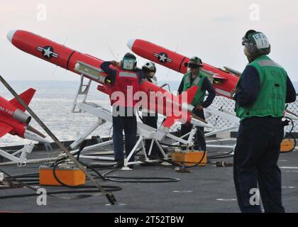 110516XR557-191 GOLF VON THAILAND (16. Mai 2011) Seeleute, die dem Kommandanten, Flottenaktivitäten Okinawa zugewiesen wurden, bereiten Drohnen an Bord des amphibischen Transportdockschiffs USS Tortuga (LSD 46) vor einer Luftverteidigungsübung für Schiffe der US-amerikanischen und Royal Thai Navy im Rahmen der Cooperation Float Readiness and Training (CARAT) Thailand 2011 vor. CARAT ist eine Reihe bilateraler Übungen, die jährlich in Südostasien durchgeführt werden, um die Beziehungen zu stärken und die Einsatzbereitschaft zu verbessern. Marineblau Stockfoto