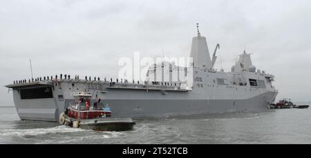 110323VK779-009 NORFOLK (23. März 2011) das amphibische Transportschiff USS Mesa Verde (LPD 19) verlässt die Marinestation Norfolk als Teil der Bataan Amphibious Ready Group. Mesa Verde wurde vor seinem ursprünglichen Zeitplan eingesetzt, um Einheiten von der Kearsage Amphibious Ready Group im Mittelmeer zu entlasten. Marineblau Stockfoto