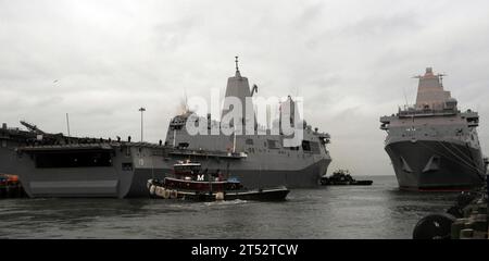 110323QY430-084 NORFOLK (23. März 2011) das amphibische Transportschiff USS Mesa Verde (LPD 19) verlässt die Marinestation Norfolk als Teil der Bataan Amphibious Ready Group. Mesa Verde wurde vor seinem ursprünglichen Zeitplan eingesetzt, um Einheiten von der Kearsage Amphibious Ready Group im Mittelmeer zu entlasten. Marineblau Stockfoto